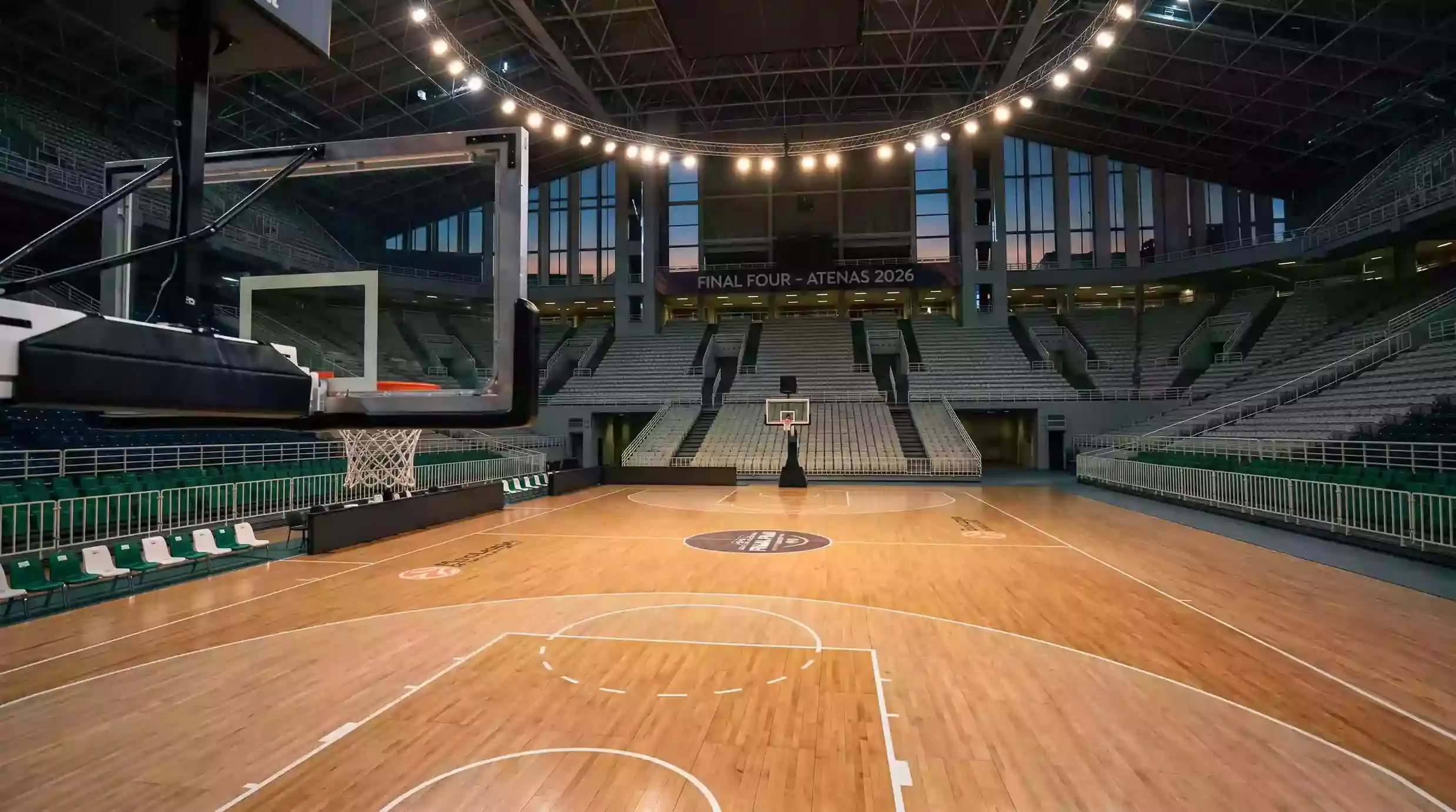 Cancha de baloncesto en el Telekom Center Athens con la grada iluminada antes de la Final Four